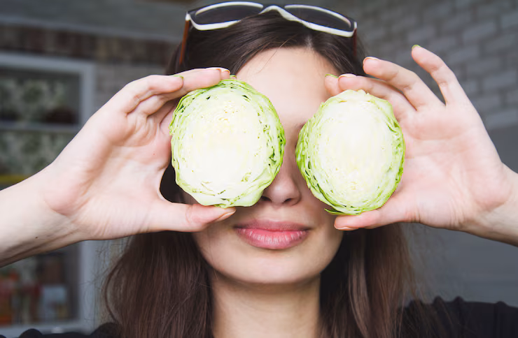Colorida variedad de alimentos frescos y naturales beneficiosos para la salud ocular
